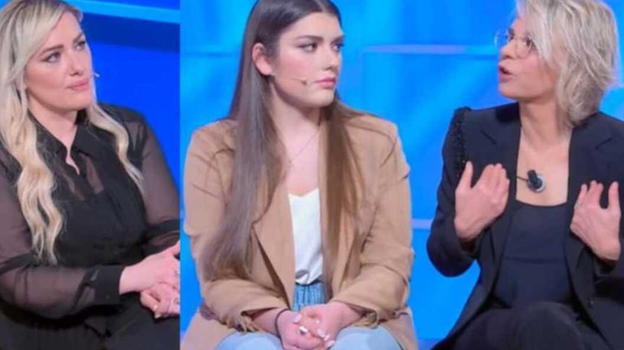 "Non sei una madre, sei una…" C’è posta per te, finisce male tra Angelica e Veronica
