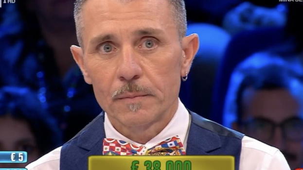 Affari Tuoi, insulti a Andrea dopo la puntata: "Buffoni, un caso umano"