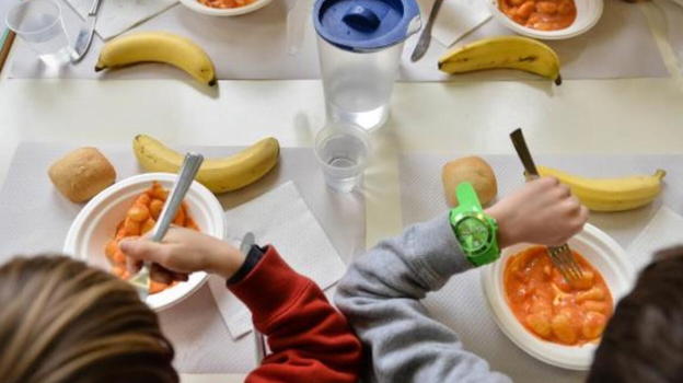 Non paghi la mensa? A te solo pane e acqua