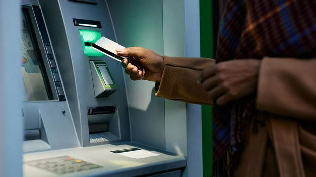 Bancomat, addio ai vecchi sportelli: come preleveremo contanti