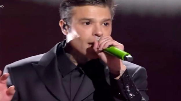 Fedez, è successo durante la seconda esibizione a Sanremo 2025: il dettaglio che non sfugge
