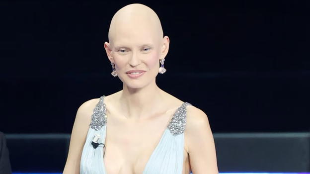 "Sanremo è allo sfacelo come l’Italia" Vergogna social contro Bianca Balti: "Copra testa e petto..