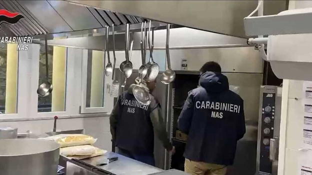 Italia, mangiano in mensa e perdono la vita: cosa c’era nel menù