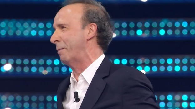 Roberto Benigni parla di Tony Effe e svela: "Mi ha chiesto se..