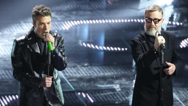 "Sanremo 2025, Fedez canta con Masini: il gesto del rapper non passa inosservato"