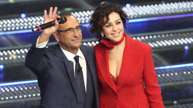 Sanremo, il gesto della moglie di Carlo Conti a fine serata