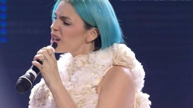Rose Villain canta con il microfono al contrario