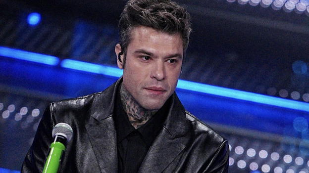 Standing ovation per Fedez che svela: "Sono finito nelle mani sbagliate..