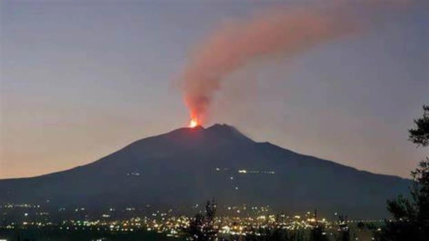 Italia, è allerta massima per l’eruzione del vulcano: il comunicato