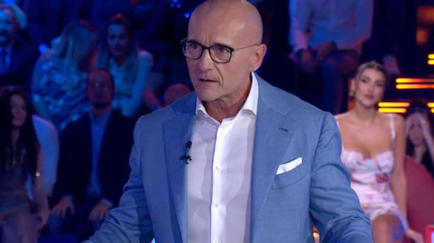Grande Fratello, l’annuncio di Alfonso Signorini a tarda notte: "Devi lasciare la casa"