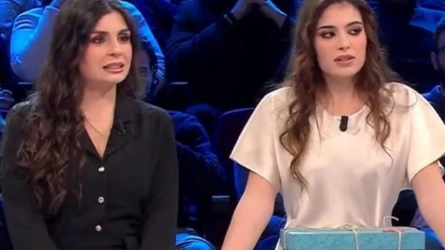 Francesca e la sorella vincono 35 mila euro ad Affari Tuoi: la scoperta da brividi sul loro passato