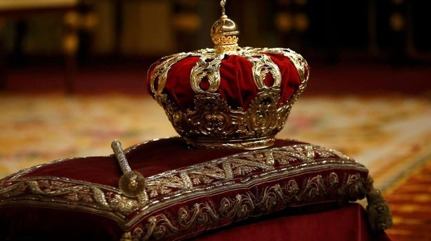 "Il Re lo faceva in quattro" La rivelazione hot fa tremare la monarchia