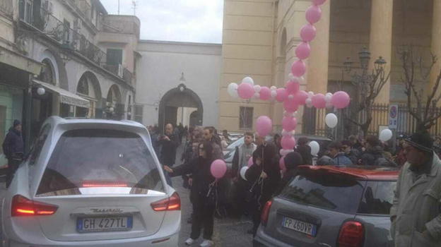 Funerali piccola Giulia, è successo durante i funerali: la mamma non ha retto
