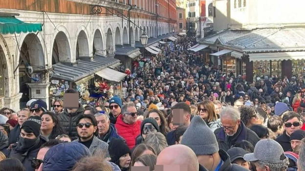 Italia, purtroppo è ufficiale, la brutta notizia per chi festeggia il Carnevale
