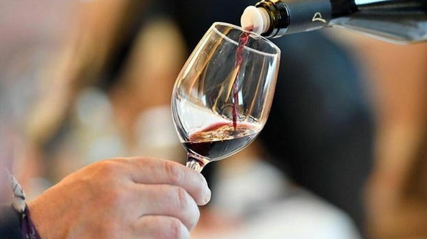 35 bicchieri di vino al mese fanno bene al cuore: lo studio dell’università