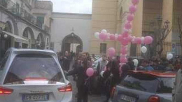 Funerali Piccola Giulia, è successo sulla bara durante la cerimonia