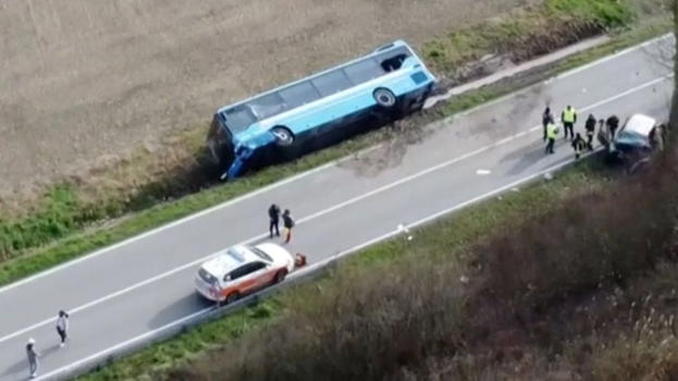 Bus pieno di studenti perde il controllo ed esce fuori strada: la situazione