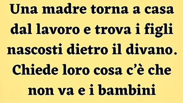 Una madre torna a casa dal lavoro e trova i figli nascosti dietro il divano