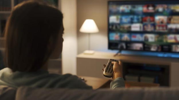 Il primo sintomo dell’Alzheimer si manifesta mentre si guarda la Tv: fate attenzione a questo