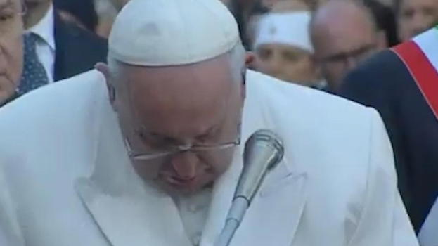"Papa Francesco, ti vogliamo bene". Tutti in lacrime