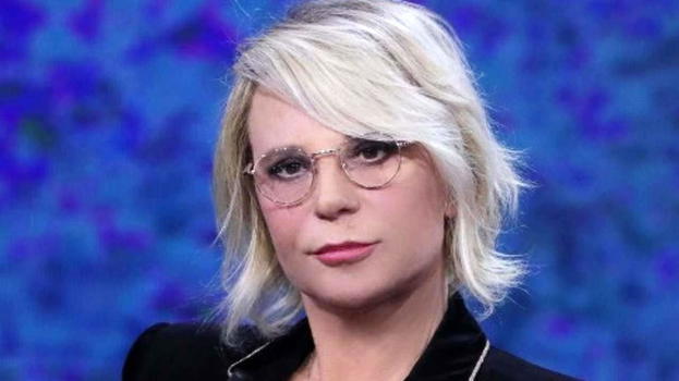 Mai successo prima, Maria de Filippi in ginocchio: pubblico senza parole