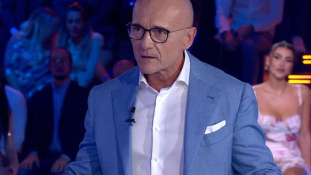 Grande Fratello, l’annuncio a tarda notte: "Devi immediatamente abbandonare la casa"