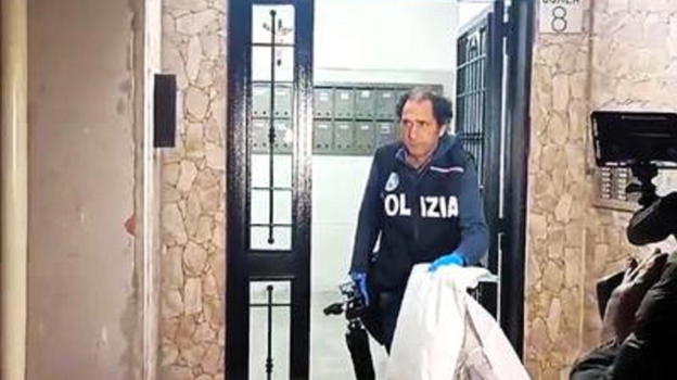 Acerra, 9 ore di perquisizioni nell’abitazione di Giulia: cosa è emerso