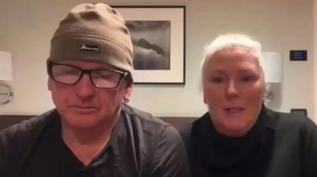 "Abbiamo viaggiato 4 ore in aereo vicino a un corpo senza vita": il dramma di una coppia di turisti