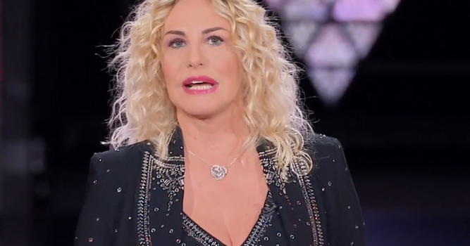The Voice Senior, sale sul palco e la Clerici finisce in lacrime