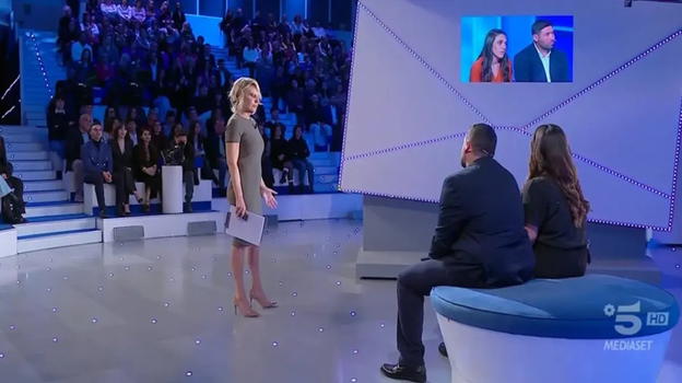 Anna e Cristina, le mogli dei fratelli divisi Antonio e Raffaele, si abbracciano: cosa è successo
