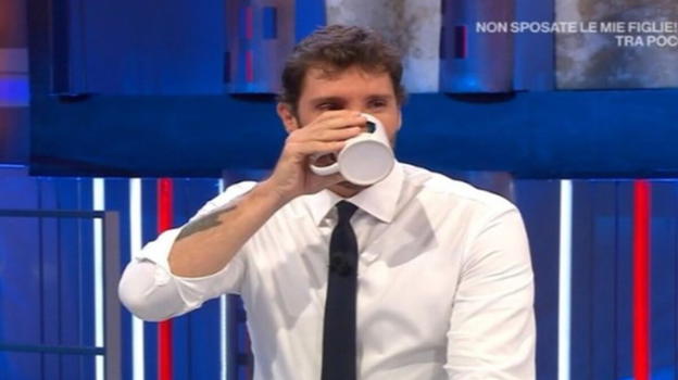 Affari Tuoi, caos su Stefano De Martino dopo la pesante accusa: perché vuole solo pacchiste femmine