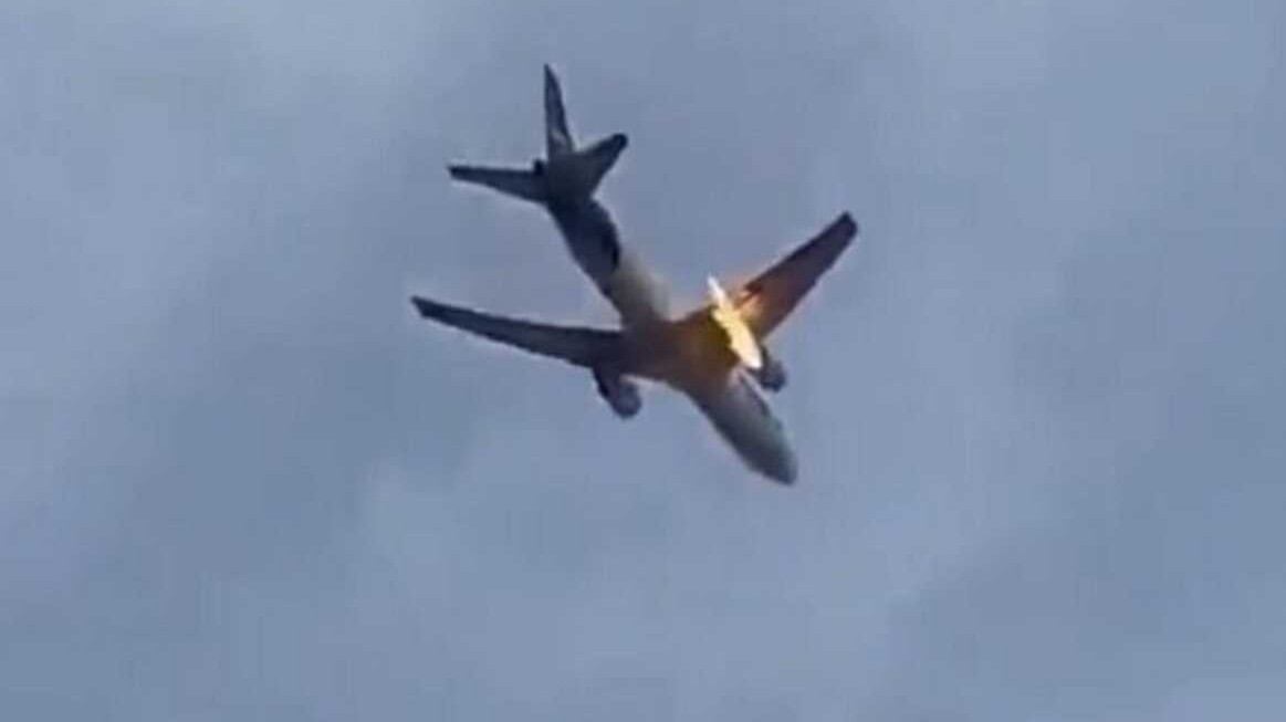 Esplosione aerea: boato e fiamme subito dopo il decollo