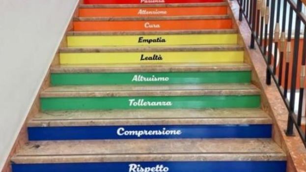 Si rifiuta di salire sulle scale arcobaleno: interviene il papà del 13enne