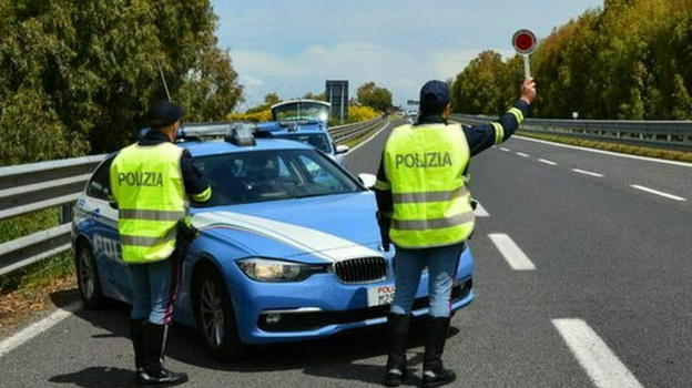 Saluta la polizia: loro si insospettiscono, lo seguono e scoprono che…