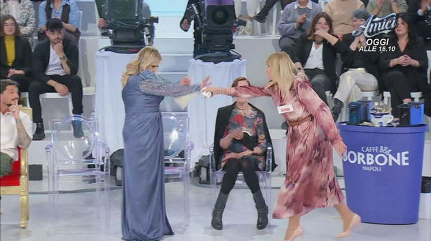 Uomini e Donne, è successo tra Tina e Gemma: si sono tirate di tutto