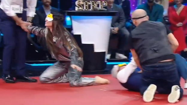 Lorella Boccia si aggrappa alle parti intime di Stefano De Martino