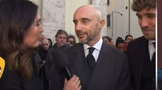 Andrea Rizzoli perde la calma durante i funerali di Eleonora Giorgi: "Questa è una putt***a..