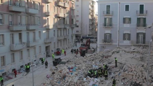 Italia, crolla palazzina di 5 piani: è corsa contro il tempo