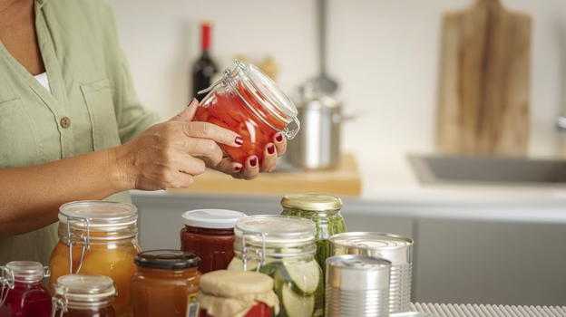 Mangia una conserva e rimane paralizzato, scatta l’allarme in Italia