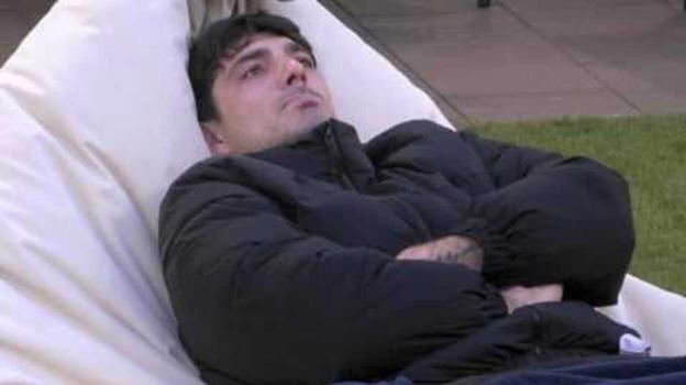 Grande Fratello, caos nella notte. Lorenzo crolla in lacrime dopo le confessione di Shaila
