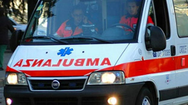 Dramma in Italia, inutili i soccorsi: colpito dal treno in corsa