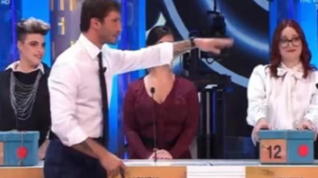 "Guardatelo". Affari tuoi caos in diretta, Stefano nota tra il pubblico il famoso conduttore