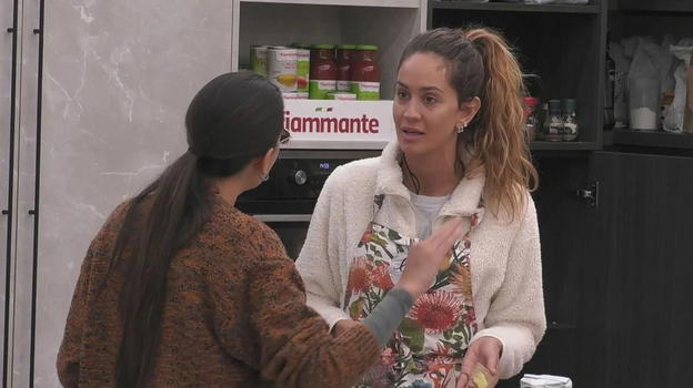 Grande Fratello, urla e lite furibonda tra Helena e Zeudi in piena notte