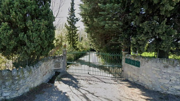 Ragazzini entrano in una villetta abbandonata: ci trovano marito e moglie..