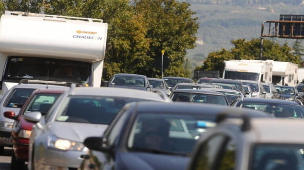 Incredibile voragine si apre sull’Autostrada, oltre 10km di coda