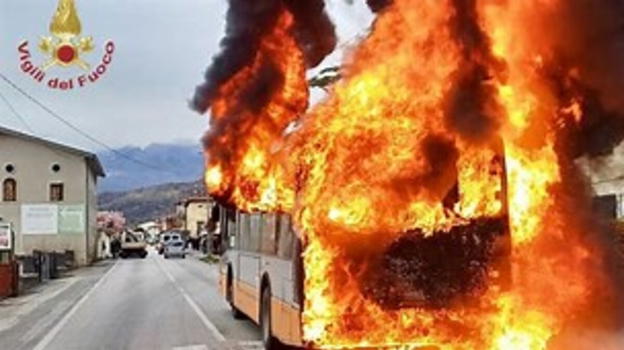 Italia, bus carico di passeggeri prende fuoco: decine persone sono…