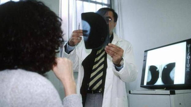 Neoplasie, in Italia una donna su 8 svilupperà il cancro alla..