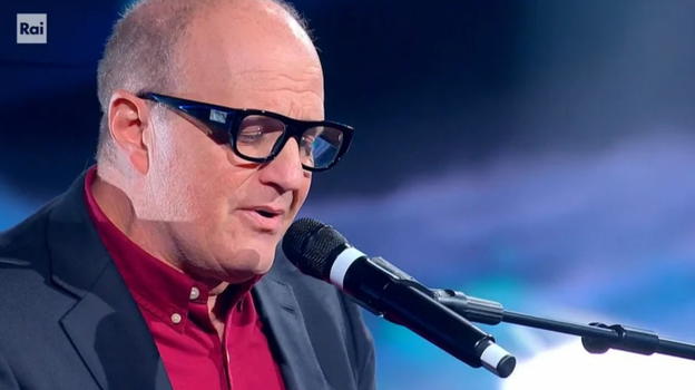 Sale sul palco e tutti si emozionano, poi la scoperta: il padre è famosissimo