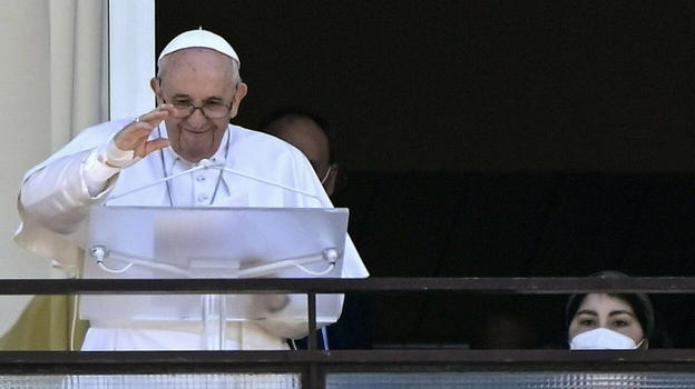 Papa Francesco si affaccia dal Gemelli per benedire i fedeli