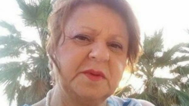 Sbranata dal suo cane davanti casa, perde la vita a 62 anni: cosa stava facendo